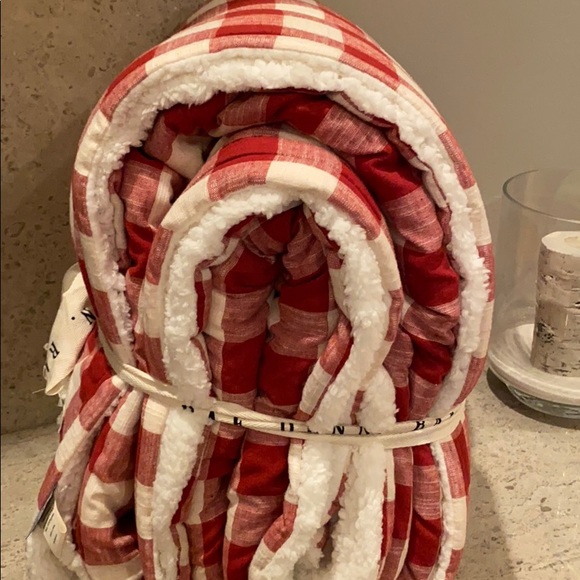 Rae Dunn “Merry” Sherpa Queen Blanket With Patch - Picture 12 of 14